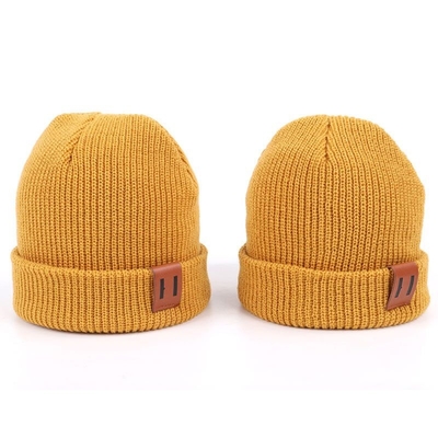 Los sombreros de punto de la gorrita tejida de la parche de cuero crean los sombreros calientes de la gorrita tejida para requisitos particulares del amarillo del casquillo del sombrero
