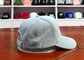 Los sombreros del papá de los deportes de la moda modifican la curva gris oscuro del logotipo para requisitos particulares de la parche de cuero de la tela de Toweling