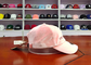 Gorras de béisbol del panel del rosa 6 de la tela del terciopelo con los sombreros de Bill del logotipo/de la curva del bordado