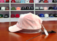 Gorras de béisbol del panel del rosa 6 de la tela del terciopelo con los sombreros de Bill del logotipo/de la curva del bordado