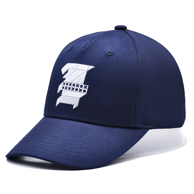 Un elegante gorro de béisbol de 5 paneles en tela de algodón con logotipo bordado y costuras