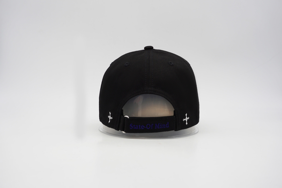 Gorra de béisbol estructurada con logotipo bordado de apliques de fieltro con perfil bajo ajustable