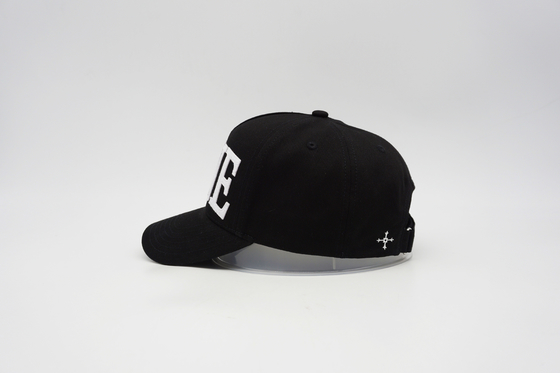 Gorra de béisbol estructurada con logotipo bordado de apliques de fieltro con perfil bajo ajustable