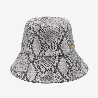 Sombrero de cuero los 58cm gris unisex del cubo de la PU con el logotipo del metal del oro