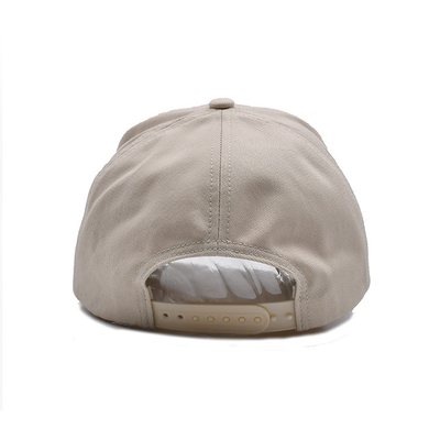 La muñequera del algodón bordó las gorras de béisbol con forma curvada de la insignia del metal