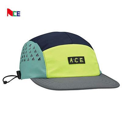 Logotipo bordado 5 Panel Camper Hat con borde plano Nylon Webbing Una talla se ajusta a todos
