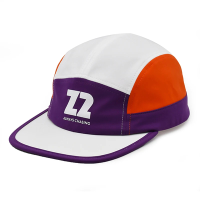 Contraste de costura de la gorra del camper con el perfil medio bajo de la altura de la corona
