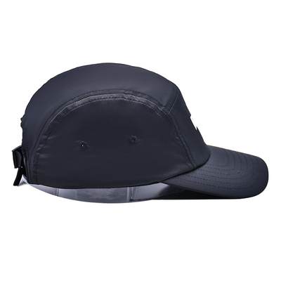 Contraste de costura de la gorra del camper con el perfil medio bajo de la altura de la corona