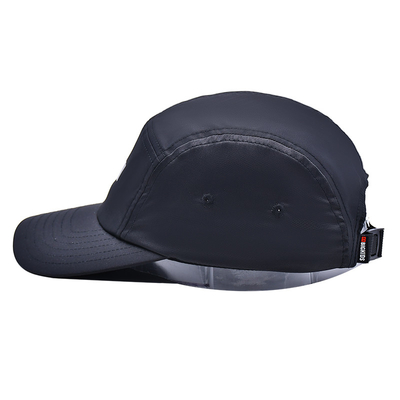 Contraste de costura de la gorra del camper con el perfil medio bajo de la altura de la corona
