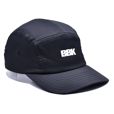 Contraste de costura de la gorra del camper con el perfil medio bajo de la altura de la corona