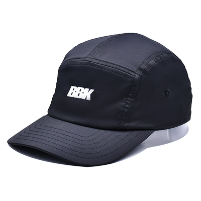 Contraste de costura de la gorra del camper con el perfil medio bajo de la altura de la corona