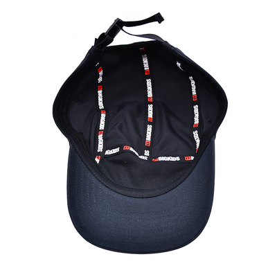 Contraste de costura de la gorra del camper con el perfil medio bajo de la altura de la corona