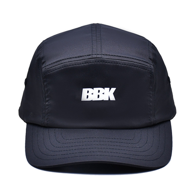 Contraste de costura de la gorra del camper con el perfil medio bajo de la altura de la corona