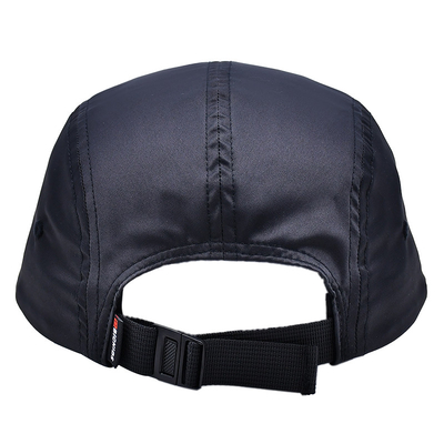 Contraste de costura de la gorra del camper con el perfil medio bajo de la altura de la corona