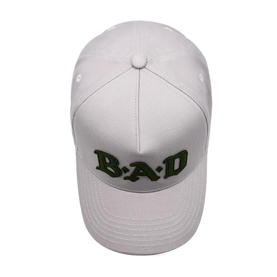 Visor curvo con tapa de béisbol de cinco paneles con costuras para combinar el color de la tela con el parche fijado