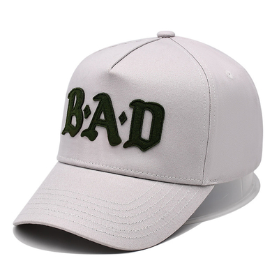 Visor curvo con tapa de béisbol de cinco paneles con costuras para combinar el color de la tela con el parche fijado
