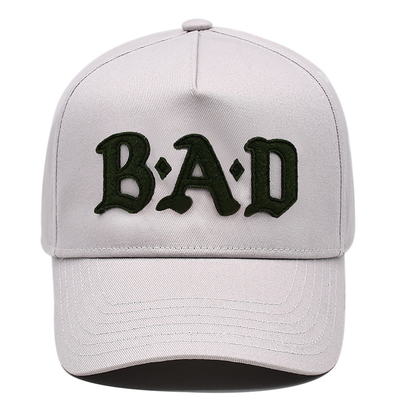Visor curvo con tapa de béisbol de cinco paneles con costuras para combinar el color de la tela con el parche fijado
