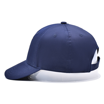 Un elegante gorro de béisbol de 5 paneles en tela de algodón con logotipo bordado y costuras