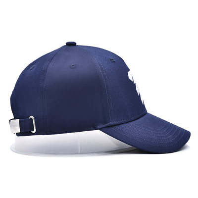Un elegante gorro de béisbol de 5 paneles en tela de algodón con logotipo bordado y costuras