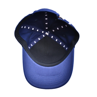 Un elegante gorro de béisbol de 5 paneles en tela de algodón con logotipo bordado y costuras