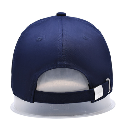 Un elegante gorro de béisbol de 5 paneles en tela de algodón con logotipo bordado y costuras