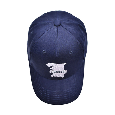 Un elegante gorro de béisbol de 5 paneles en tela de algodón con logotipo bordado y costuras