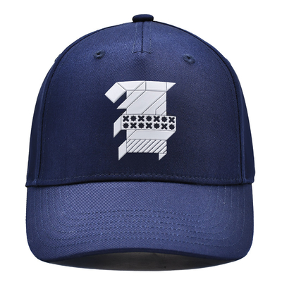 Un elegante gorro de béisbol de 5 paneles en tela de algodón con logotipo bordado y costuras