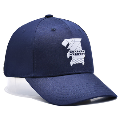 Un elegante gorro de béisbol de 5 paneles en tela de algodón con logotipo bordado y costuras