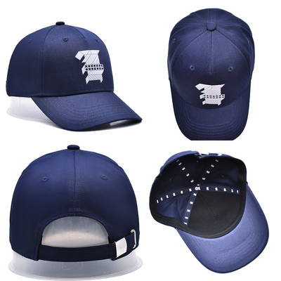 Un elegante gorro de béisbol de 5 paneles en tela de algodón con logotipo bordado y costuras