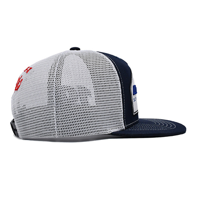 Capuchón de camionero de perfil construido con snapback de plástico y logotipo bordado