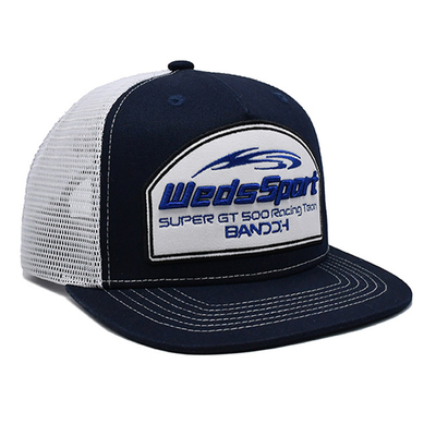 Capuchón de camionero de perfil construido con snapback de plástico y logotipo bordado
