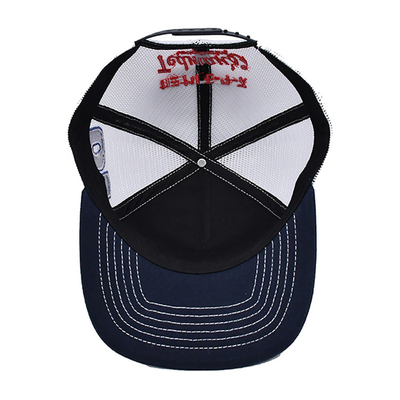 Capuchón de camionero de perfil construido con snapback de plástico y logotipo bordado