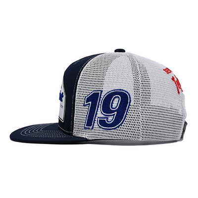 Capuchón de camionero de perfil construido con snapback de plástico y logotipo bordado