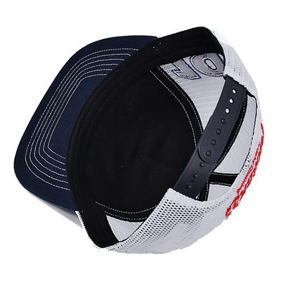 Capuchón de camionero de perfil construido con snapback de plástico y logotipo bordado