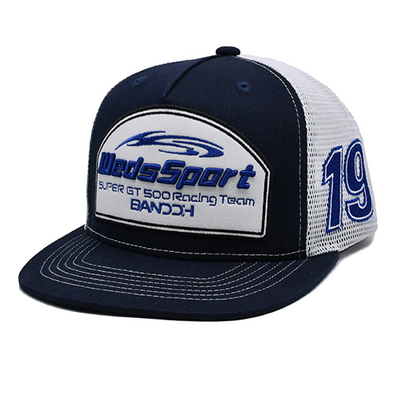 Capuchón de camionero de perfil construido con snapback de plástico y logotipo bordado