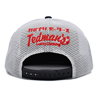 Capuchón de camionero de perfil construido con snapback de plástico y logotipo bordado