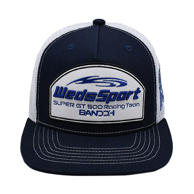 Capuchón de camionero de perfil construido con snapback de plástico y logotipo bordado