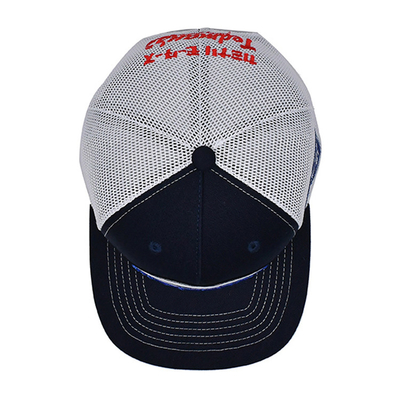 Capuchón de camionero de perfil construido con snapback de plástico y logotipo bordado