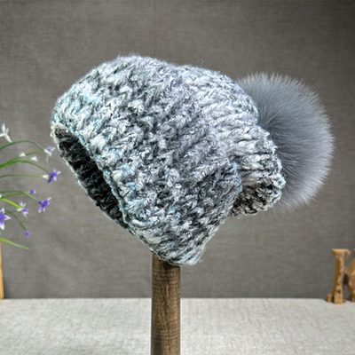 2024 Sombrero nuevo Mujeres Sombrero de punto de cachemira de otoño/invierno de piel de zorro Sombrero de pompa Sombrero de borde rizado Sombrero de oreja de protección de color