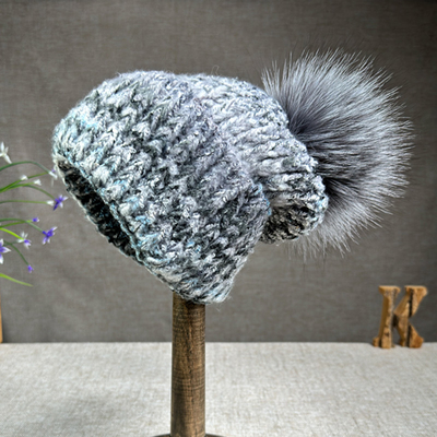 2024 Sombrero nuevo Mujeres Sombrero de punto de cachemira de otoño/invierno de piel de zorro Sombrero de pompa Sombrero de borde rizado Sombrero de oreja de protección de color
