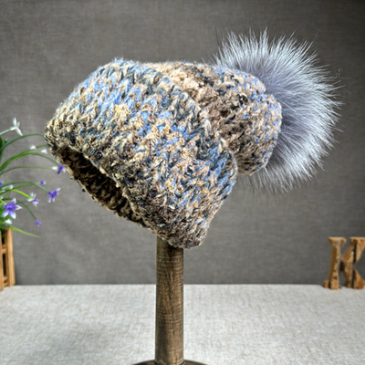 2024 Sombrero nuevo Mujeres Sombrero de punto de cachemira de otoño/invierno de piel de zorro Sombrero de pompa Sombrero de borde rizado Sombrero de oreja de protección de color
