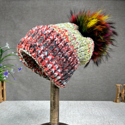 2024 Sombrero nuevo Mujeres Sombrero de punto de cachemira de otoño/invierno de piel de zorro Sombrero de pompa Sombrero de borde rizado Sombrero de oreja de protección de color