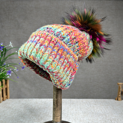 2024 Sombrero nuevo Mujeres Sombrero de punto de cachemira de otoño/invierno de piel de zorro Sombrero de pompa Sombrero de borde rizado Sombrero de oreja de protección de color