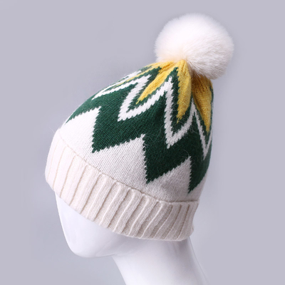 Capuchas bordadas a medida de invierno de punto con rayas con patrón de calentamiento suave Pompom Puff Print Manufacturer