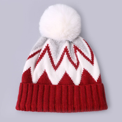 Capuchas bordadas a medida de invierno de punto con rayas con patrón de calentamiento suave Pompom Puff Print Manufacturer