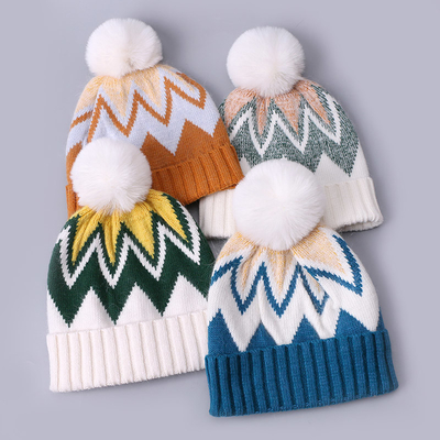 Capuchas bordadas a medida de invierno de punto con rayas con patrón de calentamiento suave Pompom Puff Print Manufacturer