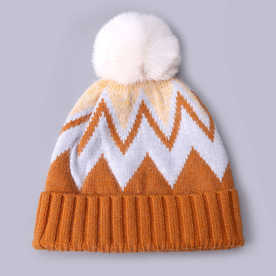 Capuchas bordadas a medida de invierno de punto con rayas con patrón de calentamiento suave Pompom Puff Print Manufacturer