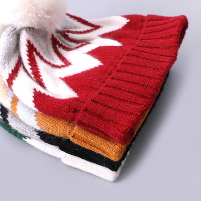 Capuchas bordadas a medida de invierno de punto con rayas con patrón de calentamiento suave Pompom Puff Print Manufacturer