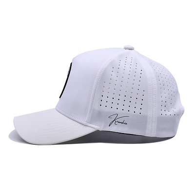 Gorra deportiva Dad Hat de rendimiento deportivo con logotipo de PVC de goma de 5 paneles personalizados por el fabricante, orificios cortados con láser y perforados, resistente al agua, resistente a los rayos UV, color blanco