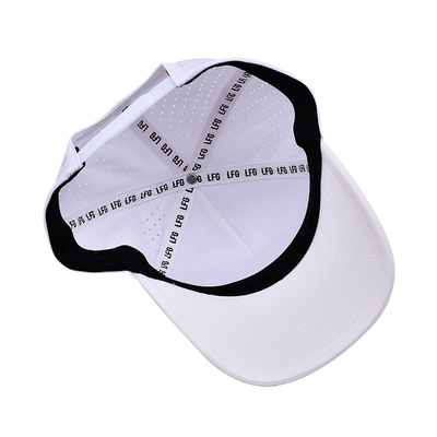 Gorra deportiva Dad Hat de rendimiento deportivo con logotipo de PVC de goma de 5 paneles personalizados por el fabricante, orificios cortados con láser y perforados, resistente al agua, resistente a los rayos UV, color blanco